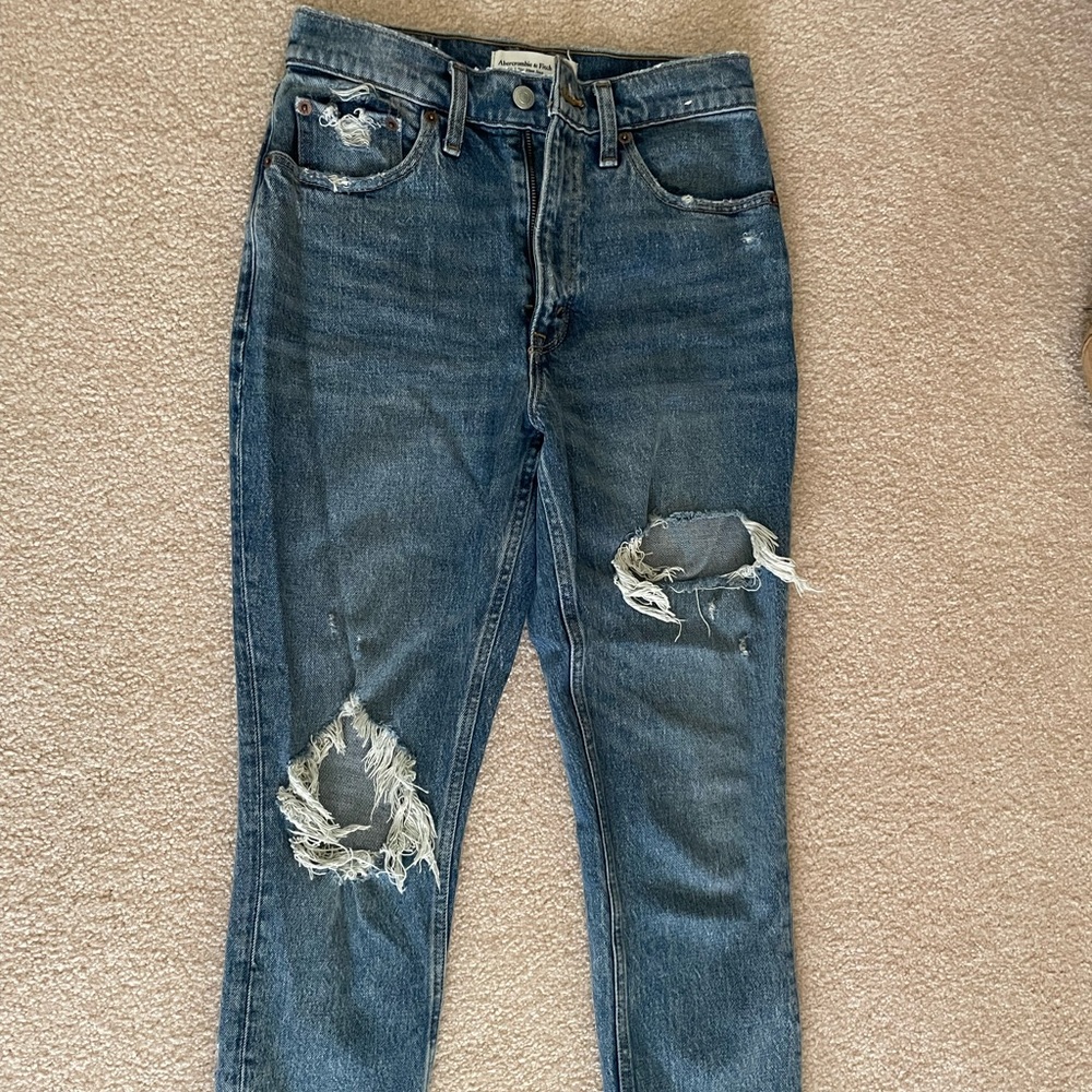 Abercrombie high rise mom jean, size 25S